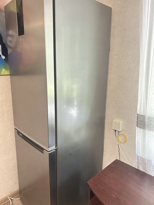 холодильник продам майже новий ( 1 рік в експлуатаціі)є гаранті