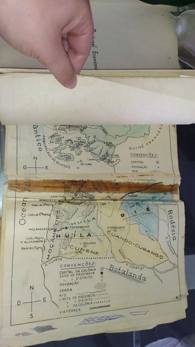 Conjunto antigo de manuais e mapas de geografia com mais de 70 anos