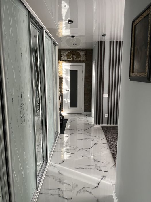 Двокімнатна квартира з меблями та технікою