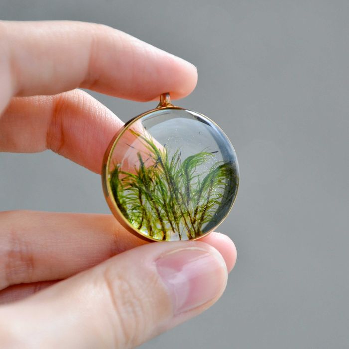 Wisiorek okrągły z mchem - kolor złoty