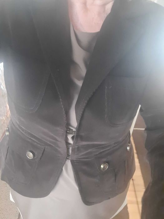 Casaco de bombazine de veludo, cintado de Alba Conde