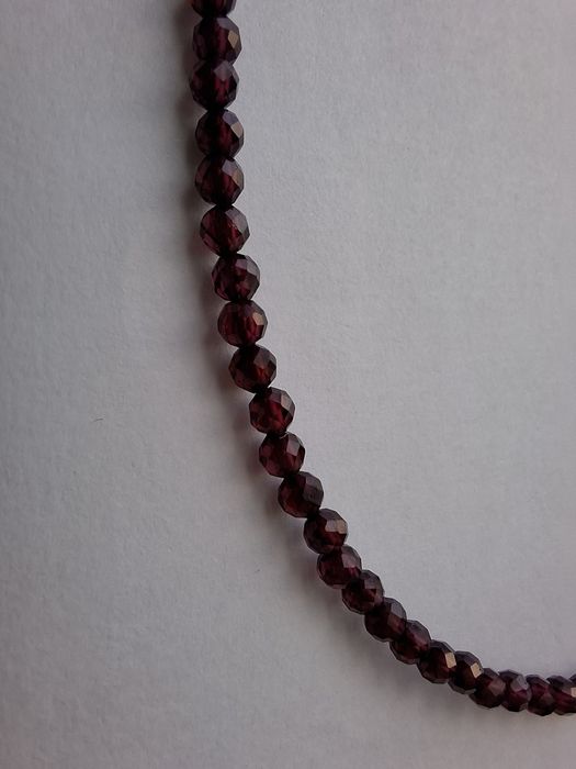 Чокер, намисто з натурального гранату