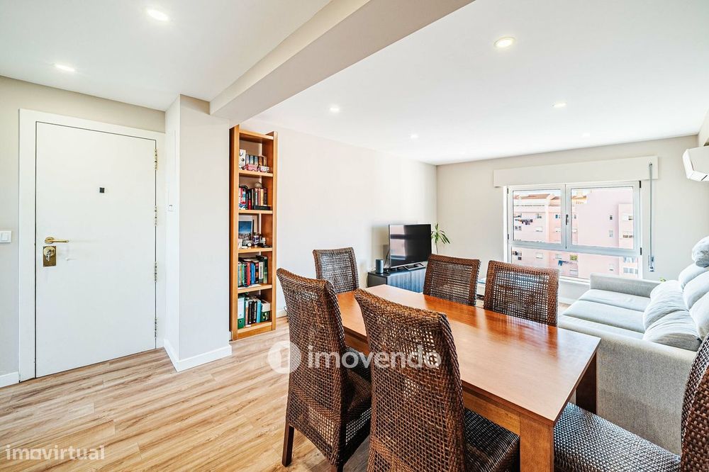 Apartamento T2 com boas áreas e muita luz natural, em Telheiras
