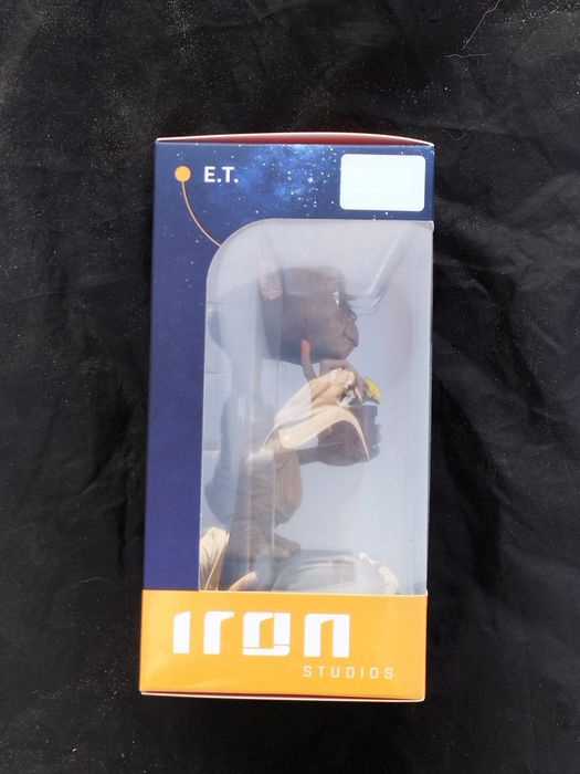 figura do filme E.T de Steven Spielberg.  figura colecionável.  ainda
