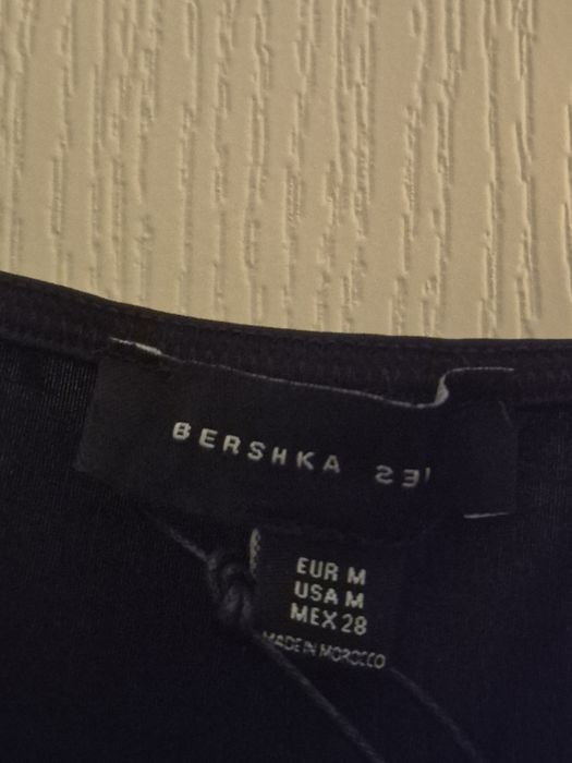 Czarny top na ramiączkach  Bershka