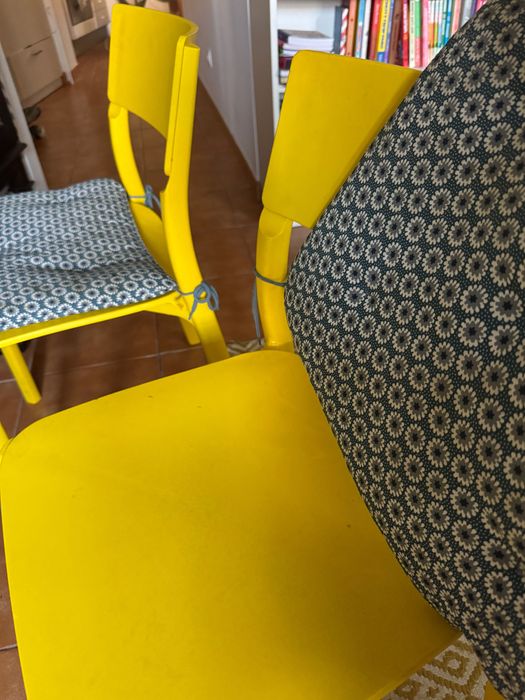 2 cadeiras amarelas de plástico com almofadas São muito confortáveis e versáteis, adequadas tanto para uso interior como exterior. Estão bem