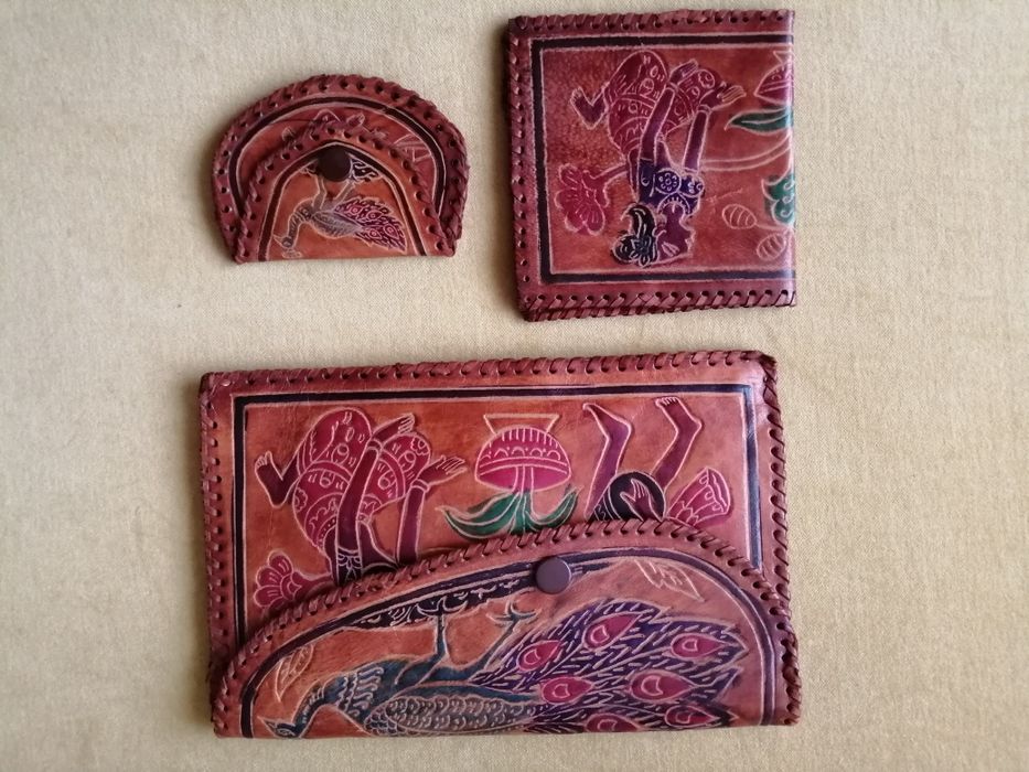 Pochete, carteira e porta moedas em couro gravado motivos étnicos