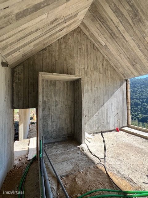 Moradia / Quintinha com vistas Rio Douro em fase de construção