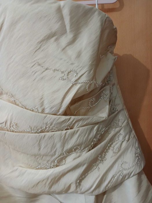 Vestido de Noiva Completo com Véu – Excelente Estado