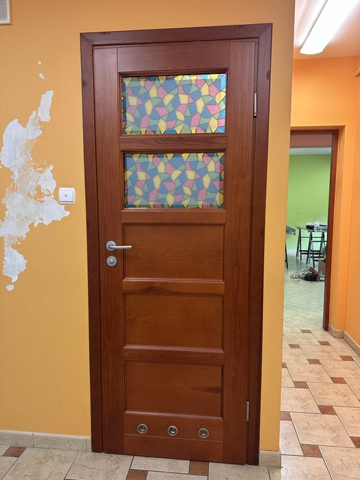 Drzwi sosnowe 70 x 203 cm mahoniowe z ozdobnym przeszkleniem