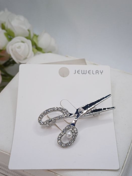 Ozdobna broszka nożyczki