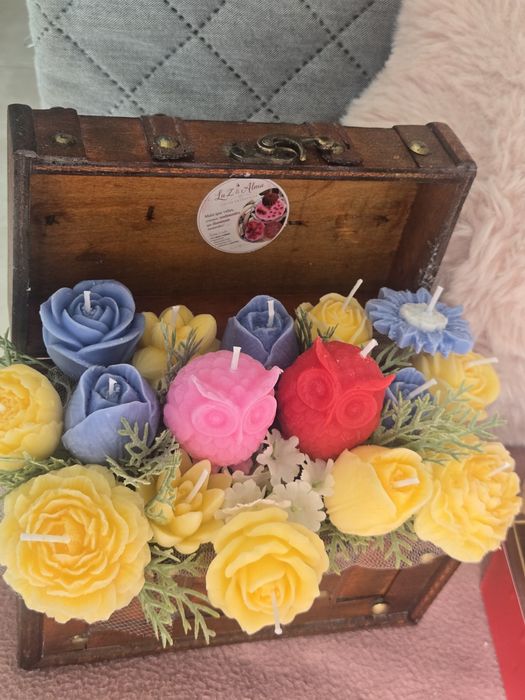 Arranjos de flores feitos em cera.