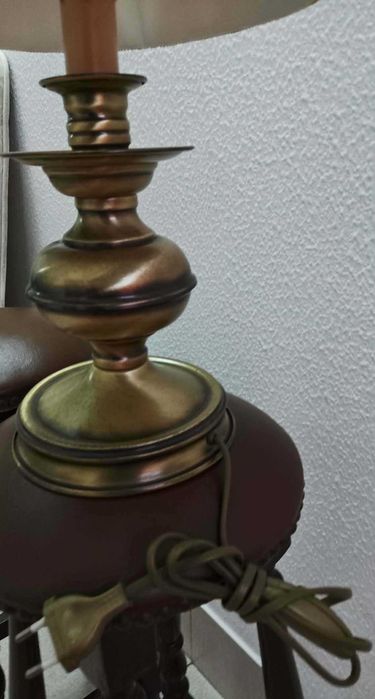 Candeeiro dourado com Abat-jour plissado bege