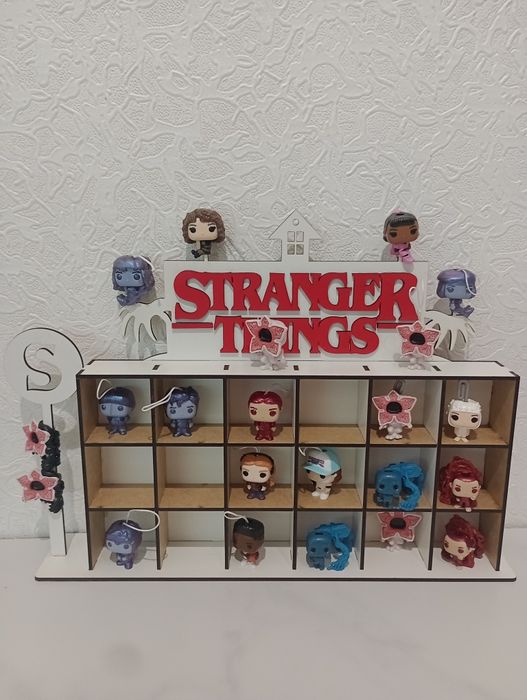 Поличка для фігурок Stranger Things Kinder Joу: 350 грн