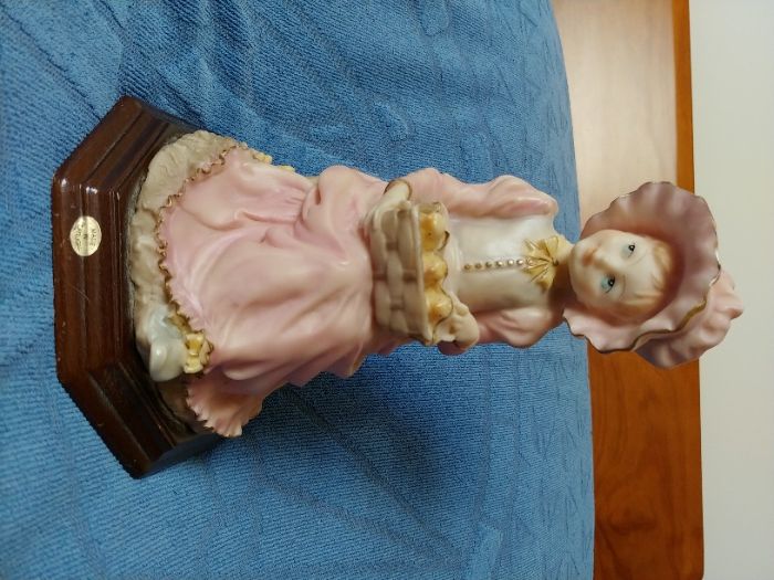 Estatueta marfinite com 24 cm altura
