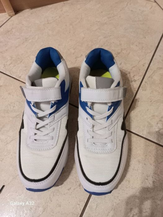 Sportowe buty damskie George.