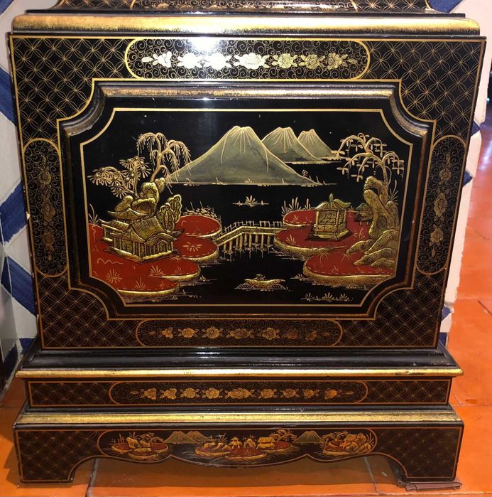 Relógio de pé de 1986 Reguladora com traços orientais