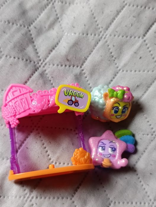 Brokatowe figurki Moji pops  i chatka