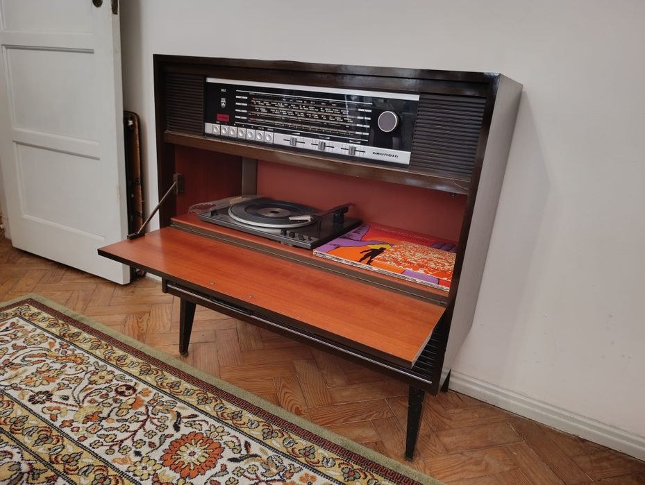 Móvel vintage com rádio e gira-discos