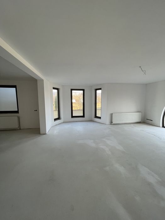 Продається сучасний двоповерховий будинок з великим підвалом