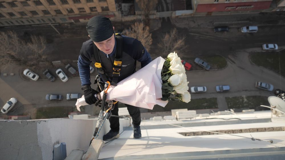 Поздравление альпинистами ! Подарок через окно !