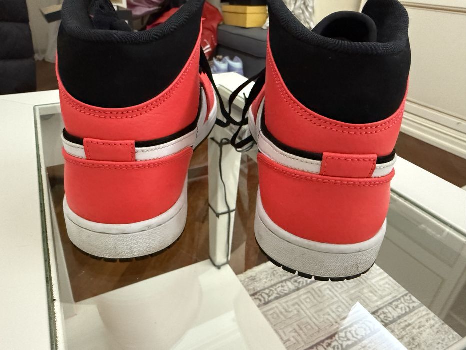 Nike Air Jordan 1 Mid в расцветке 