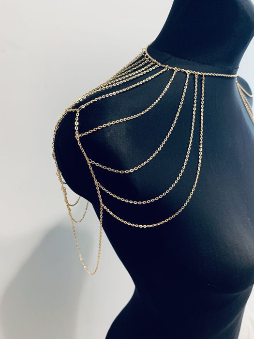 Złoty ozdobny łańcuszek na ramiona