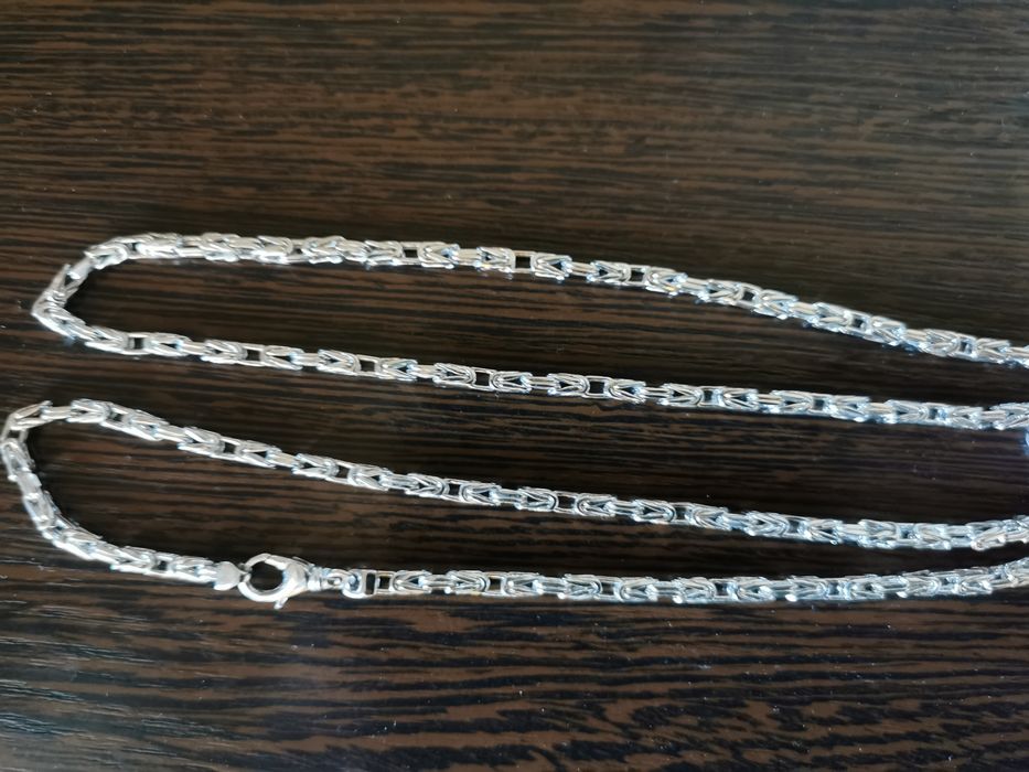 Цепочка из белого золота.