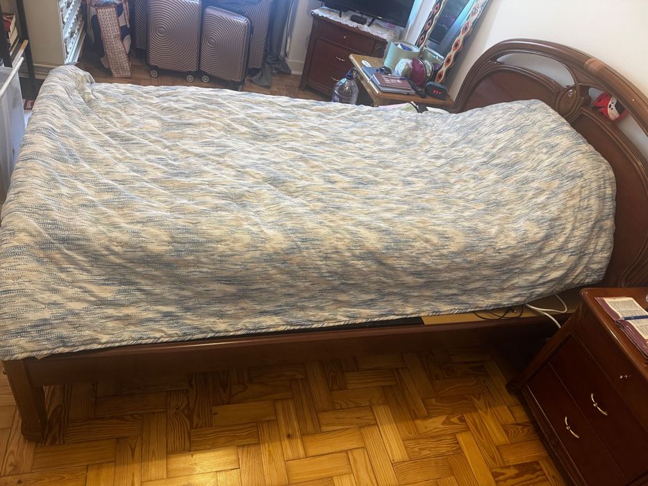 Venda de cama sem colchão e dois criados