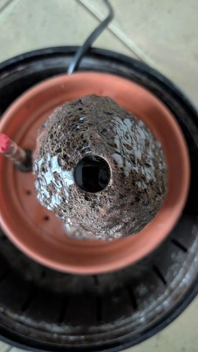 Doniczka z fontanną kamionka lawa