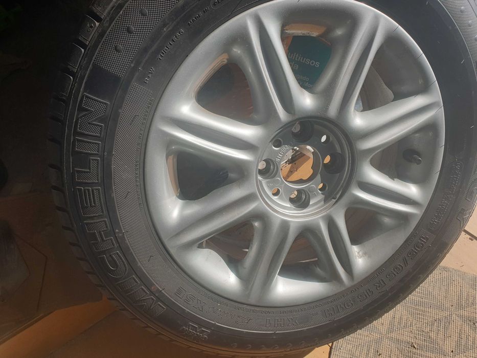Pneu com Jante 195/ 65R 15 e discos de travão.