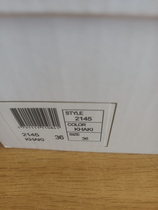 Chinelos com fivela e tachas beje