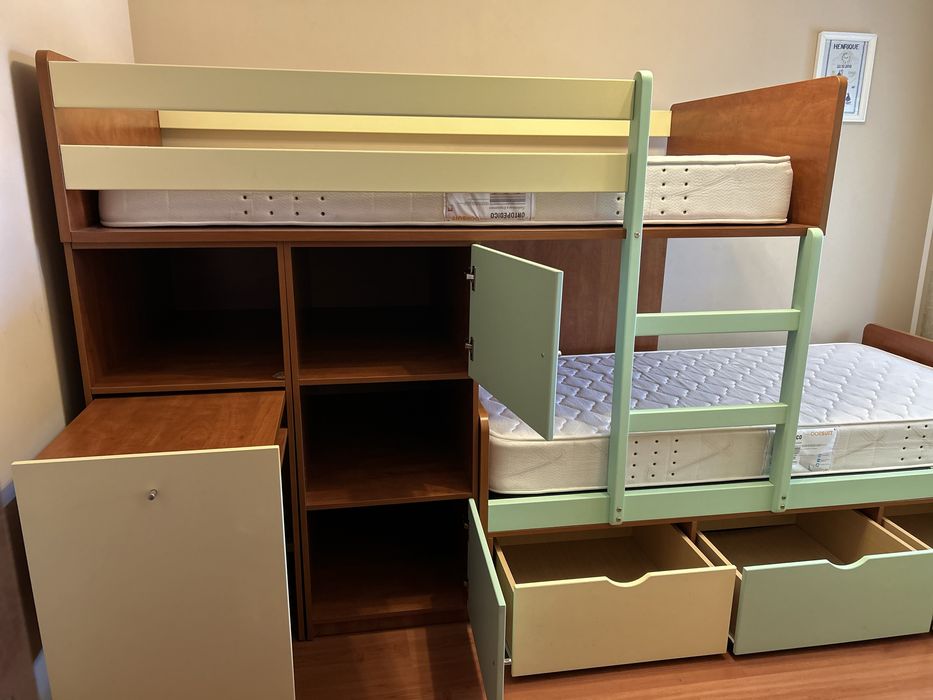 Mobília de quarto juvenil em excelente estado – madeira de qualidade