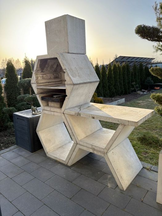 Grill ogrodowy betonowy geometryczny.