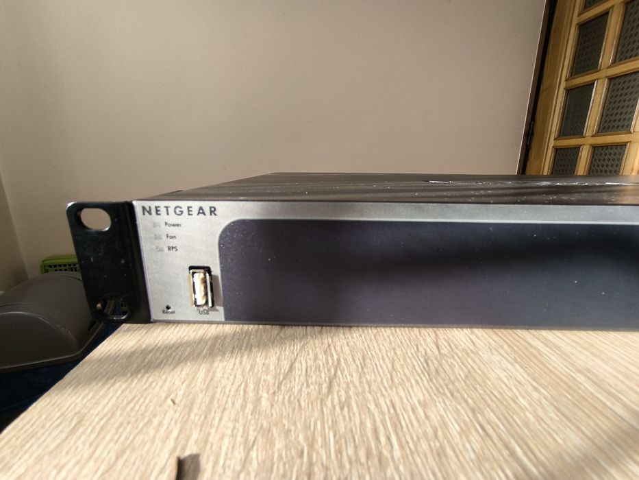 Zarządzalny przełącznik sieciowy, switch Netgear ProSafe M4100-26G.
