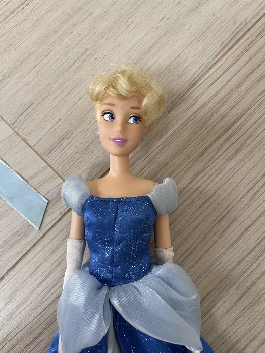 Cinderela com alguns acessórios - Disney