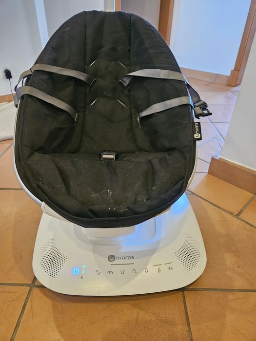 Espreguiçadeira ou baloiço automático para bebé.