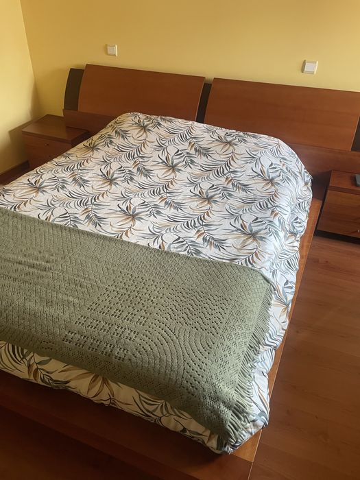 Cama casal com cabeceiras e espelho