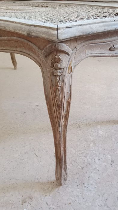 Mesa de centro antiga pequena para recuperar