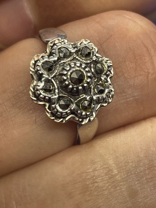 Anel em prata com pedras pretas, imitacção de antigo