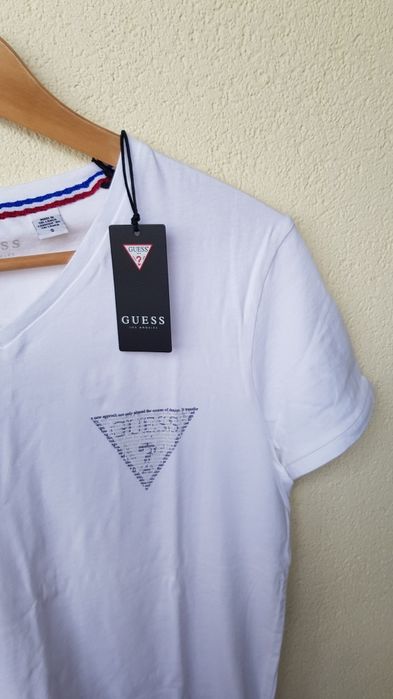 Biały tshirt z trójkątnym logo Guess S, nowy z metkami w pudełku, oryg