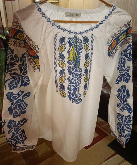 ВИШИВАНКА. Сорочка біла, червона. Блуза-сорочка синя.