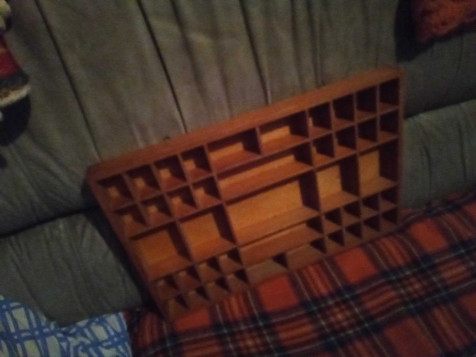 Dispositivo em madeira para colocação de adornos