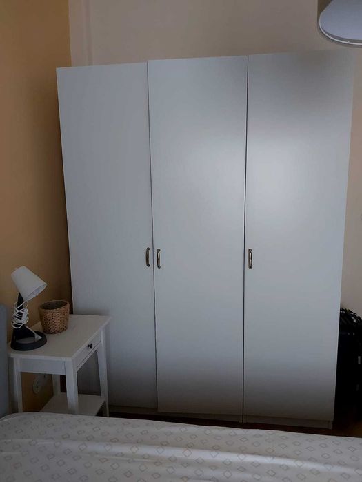 Vendo 9 movéis em segunda mão em muito bom estado! baratos (cama, espelho, mesa de cabeceira, comoda, armário, cadeira etc)