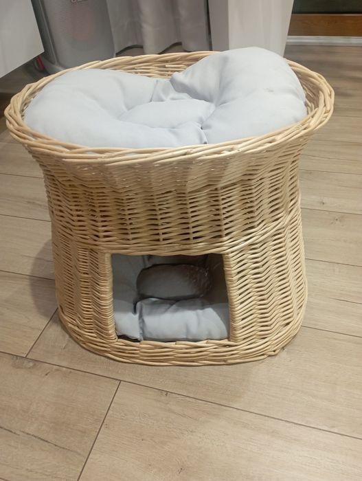 Wiklinowy domek legowisko dla kota.