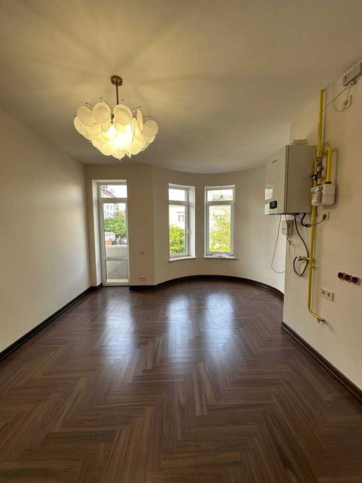 Елітна квартира + гараж в будинку на 2 сім'ї у центрі міста