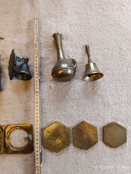 Zestaw mosiężnych przedmiotów : dzwonki, flakon, popielniczka, ramka