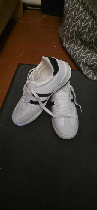 Кеди чоловічі  білі з чорними полоскамм