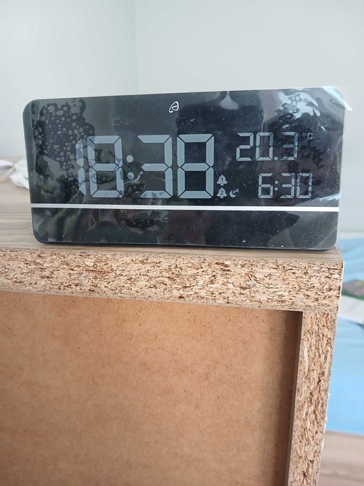 Zegar elektroniczny z budzikiem oraz bezprzewodową ładowarką