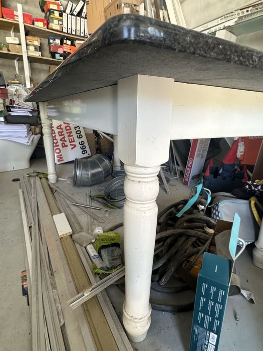 Mesa em Pedra maciça e cadeiras